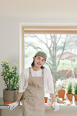 포토 JPG 응시 남자 화분 화초 맨라이프 창문 실내 한명 미소 들기 상반신 성인 취미 앞모습 30대 앞치마 한국인 걸터앉기 싱글라이프 성인남자한명만 홈가드닝 반려식물 국내포토 식물 1 라이프스타일 시선 뷰포인트 모션 표정 사람 앉기 동양인 내부 장년 원예 남자한명만 성인남자만 파일형식