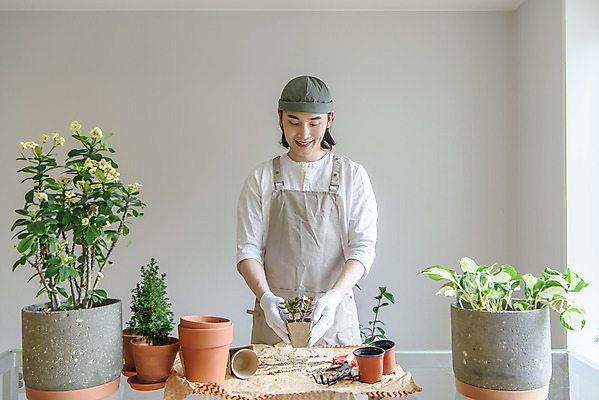포토 JPG 응시 남자 화분 화초 맨라이프 실내 한명 미소 들기 상반신 성인 취미 앞모습 30대 앞치마 한국인 싱글라이프 성인남자한명만 홈가드닝 반려식물 국내포토 식물 1 라이프스타일 시선 뷰포인트 모션 표정 사람 동양인 내부 장년 원예 남자한명만 성인남자만 파일형식