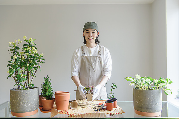 포토 JPG 응시 남자 화분 화초 맨라이프 실내 한명 미소 들기 상반신 성인 취미 앞모습 30대 앞치마 한국인 싱글라이프 성인남자한명만 홈가드닝 반려식물 국내포토 식물 1 라이프스타일 시선 뷰포인트 모션 표정 사람 동양인 내부 장년 원예 남자한명만 성인남자만 파일형식