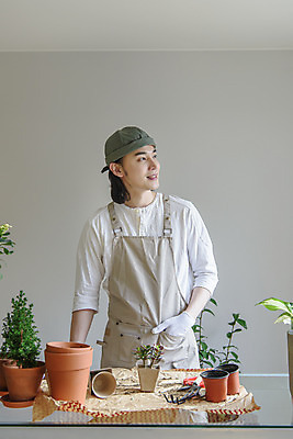포토 JPG 응시 남자 화분 화초 맨라이프 실내 한명 미소 상반신 성인 취미 옆모습 30대 앞치마 한국인 주머니손 싱글라이프 성인남자한명만 홈가드닝 반려식물 국내포토 식물 1 라이프스타일 시선 뷰포인트 모션 표정 사람 동양인 내부 장년 원예 남자한명만 성인남자만 파일형식