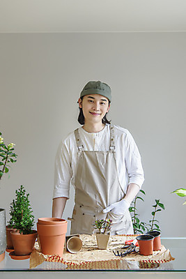 포토 JPG 남자 화분 화초 맨라이프 실내 한명 미소 상반신 성인 취미 앞모습 30대 앞치마 한국인 주머니손 싱글라이프 성인남자한명만 홈가드닝 반려식물 국내포토 식물 1 라이프스타일 뷰포인트 모션 표정 사람 동양인 내부 장년 원예 남자한명만 성인남자만 파일형식