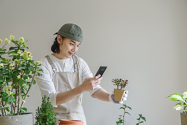 포토 JPG 남자 화분 화초 맨라이프 실내 한명 미소 들기 상반신 성인 취미 옆모습 30대 스마트폰 사진촬영 앞치마 한국인 싱글라이프 성인남자한명만 홈가드닝 반려식물 국내포토 식물 1 라이프스타일 뷰포인트 모션 표정 사람 동양인 내부 장년 핸드폰 스마트기기 촬영 원예 남자한명만 성인남자만 파일형식