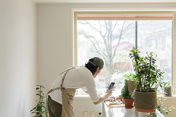 포토 JPG 남자 화분 화초 맨라이프 창문 실내 한명 들기 상반신 성인 취미 뒷모습 30대 스마트폰 사진촬영 앞치마 한국인 싱글라이프 성인남자한명만 홈가드닝 반려식물 국내포토 식물 1 라이프스타일 뷰포인트 모션 사람 동양인 내부 장년 핸드폰 스마트기기 촬영 원예 남자한명만 성인남자만 파일형식