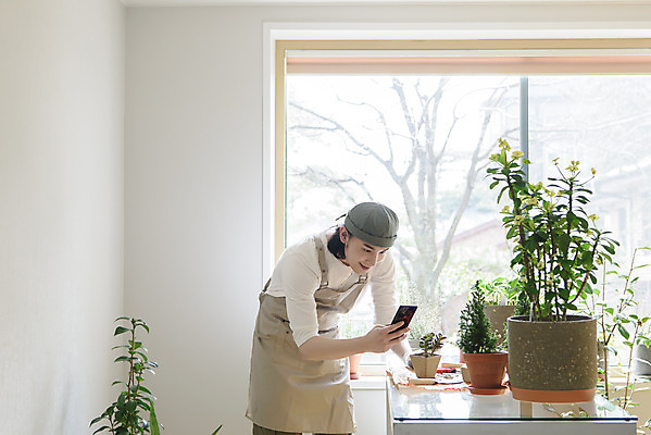포토 JPG 남자 화분 화초 맨라이프 창문 실내 한명 들기 상반신 성인 취미 옆모습 30대 스마트폰 사진촬영 앞치마 한국인 싱글라이프 성인남자한명만 홈가드닝 반려식물 국내포토 식물 1 라이프스타일 뷰포인트 모션 사람 동양인 내부 장년 핸드폰 스마트기기 촬영 원예 남자한명만 성인남자만 파일형식