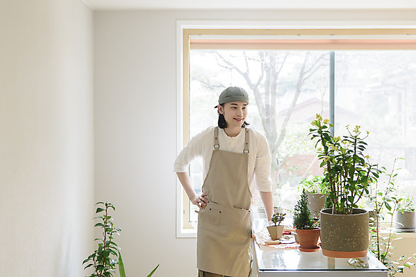 포토 JPG 남자 화분 화초 맨라이프 허리손 창문 실내 한명 미소 상반신 성인 취미 앞모습 30대 앞치마 한국인 싱글라이프 성인남자한명만 홈가드닝 반려식물 국내포토 식물 1 라이프스타일 뷰포인트 포즈 표정 사람 동양인 내부 장년 원예 남자한명만 성인남자만 파일형식