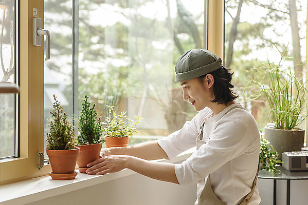포토 JPG 응시 남자 화분 화초 맨라이프 실내 한명 미소 상반신 성인 취미 옆모습 30대 한국인 잡기 창가 싱글라이프 성인남자한명만 홈가드닝 반려식물 국내포토 식물 1 라이프스타일 시선 뷰포인트 창문 모션 표정 사람 동양인 내부 장년 원예 남자한명만 성인남자만 파일형식