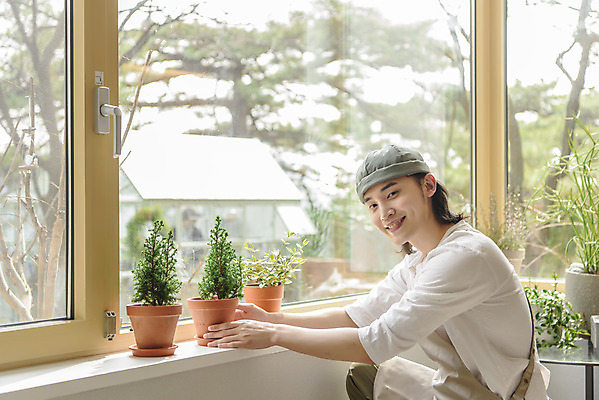 포토 JPG 응시 남자 화분 화초 맨라이프 실내 한명 미소 상반신 성인 취미 옆모습 30대 한국인 잡기 창가 싱글라이프 성인남자한명만 홈가드닝 반려식물 국내포토 식물 1 라이프스타일 시선 뷰포인트 창문 모션 표정 사람 동양인 내부 장년 원예 남자한명만 성인남자만 파일형식