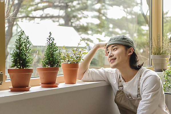 포토 JPG 응시 남자 화분 화초 맨라이프 창문 실내 한명 미소 상반신 성인 취미 옆모습 아웃포커스 30대 기댐 앞치마 한국인 창가 싱글라이프 성인남자한명만 홈가드닝 반려식물 국내포토 식물 1 라이프스타일 시선 뷰포인트 모션 촬영기법 표정 사람 동양인 내부 장년 원예 남자한명만 성인남자만 파일형식