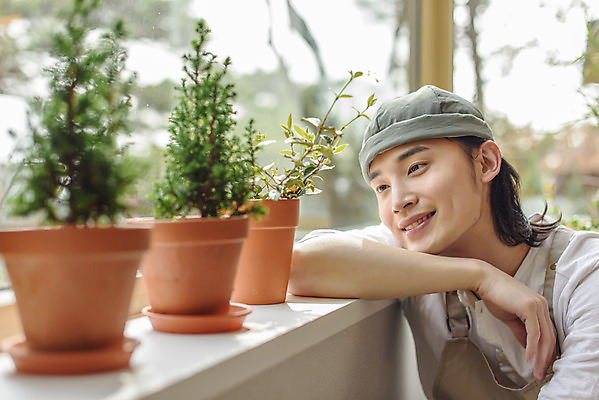 포토 JPG 응시 남자 화분 화초 맨라이프 창문 실내 한명 미소 상반신 성인 취미 옆모습 아웃포커스 30대 기댐 한국인 소프트포커스 창가 싱글라이프 성인남자한명만 홈가드닝 반려식물 국내포토 식물 1 라이프스타일 시선 뷰포인트 모션 촬영기법 표정 사람 동양인 내부 장년 원예 남자한명만 성인남자만 파일형식