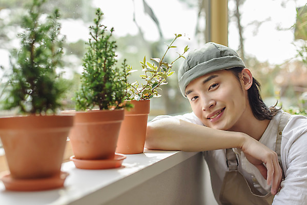 포토 JPG 응시 남자 화분 화초 맨라이프 실내 한명 미소 상반신 성인 취미 앞모습 아웃포커스 30대 턱괴기 한국인 소프트포커스 창가 싱글라이프 성인남자한명만 홈가드닝 반려식물 국내포토 식물 1 라이프스타일 시선 뷰포인트 창문 모션 촬영기법 표정 사람 동양인 내부 장년 원예 남자한명만 성인남자만 파일형식