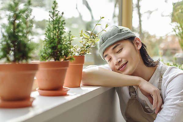 포토 JPG 남자 화분 화초 맨라이프 실내 한명 상반신 성인 취미 앞모습 아웃포커스 30대 눈감음 턱괴기 한국인 소프트포커스 창가 싱글라이프 성인남자한명만 홈가드닝 반려식물 국내포토 식물 1 라이프스타일 뷰포인트 창문 모션 촬영기법 사람 동양인 내부 장년 원예 남자한명만 성인남자만 파일형식