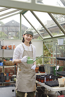 포토 JPG 주간 남자 화초 맨라이프 실내 한명 미소 들기 상반신 성인 취미 앞모습 30대 앞치마 물뿌리개 한국인 온실 싱글라이프 성인남자한명만 홈가드닝 반려식물 국내포토 자연요소 식물 1 라이프스타일 뷰포인트 모션 표정 사람 동양인 내부 장년 원예 남자한명만 성인남자만 파일형식