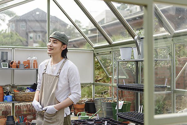 포토 JPG 주간 응시 남자 화초 맨라이프 실내 한명 미소 상반신 성인 취미 옆모습 30대 앞치마 한국인 주머니손 온실 싱글라이프 성인남자한명만 홈가드닝 반려식물 국내포토 자연요소 식물 1 라이프스타일 시선 뷰포인트 모션 표정 사람 동양인 내부 장년 원예 남자한명만 성인남자만 파일형식