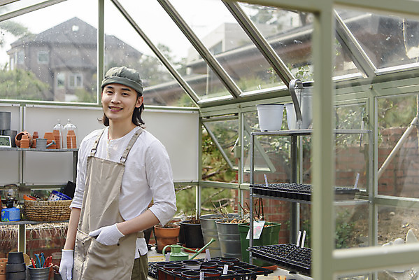 포토 JPG 주간 응시 남자 화초 맨라이프 실내 한명 미소 상반신 성인 취미 옆모습 30대 앞치마 한국인 주머니손 온실 싱글라이프 성인남자한명만 홈가드닝 반려식물 국내포토 자연요소 식물 1 라이프스타일 시선 뷰포인트 모션 표정 사람 동양인 내부 장년 원예 남자한명만 성인남자만 파일형식