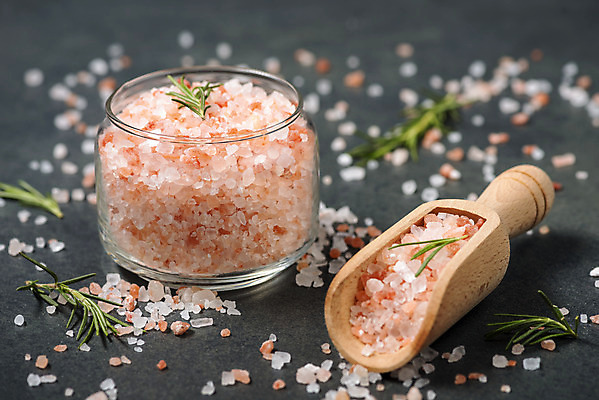 포토 JPG 스튜디오촬영 검은배경 유리병 실내 사람없음 아웃포커스 양념 조미료 소금 로즈메리 스쿱 핑크솔트 국내포토 백그라운드 병_용기 촬영기법 내부 검은색 허브 향미료 파일형식