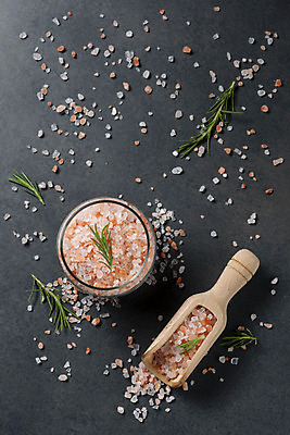 포토 JPG 스튜디오촬영 검은배경 유리병 실내 사람없음 하이앵글 양념 조미료 소금 로즈메리 스쿱 플랫레이 핑크솔트 국내포토 뷰포인트 백그라운드 병_용기 내부 검은색 플랫 허브 향미료 파일형식