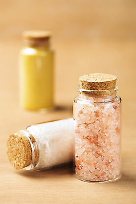 포토 JPG 스튜디오촬영 유리병 실내 사람없음 아웃포커스 양념 조미료 소금 양념통 조미료통 천일염 나무배경 핑크솔트 국내포토 백그라운드 병_용기 촬영기법 통 내부 향미료 파일형식