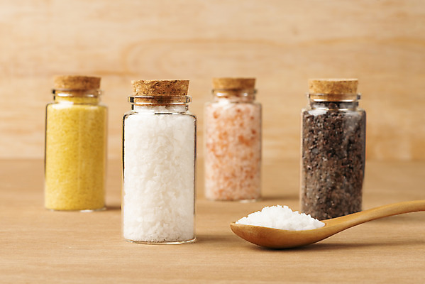 포토 JPG 스튜디오촬영 유리병 실내 사람없음 아웃포커스 다양 양념 조미료 소금 양념통 나무숟가락 조미료통 천일염 나무배경 핑크솔트 국내포토 다수 백그라운드 병_용기 촬영기법 통 내부 숟가락 향미료 파일형식