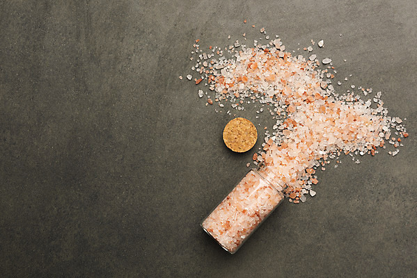 포토 JPG 스튜디오촬영 검은배경 유리병 실내 사람없음 하이앵글 양념 조미료 소금 양념통 쏟아짐 조미료통 핑크솔트 국내포토 뷰포인트 백그라운드 모션 병_용기 통 내부 검은색 향미료 파일형식