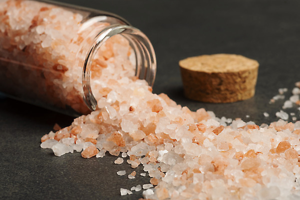 포토 JPG 스튜디오촬영 검은배경 유리병 실내 근접촬영 사람없음 아웃포커스 양념 조미료 소금 양념통 쏟아짐 조미료통 핑크솔트 국내포토 뷰포인트 백그라운드 모션 병_용기 촬영기법 통 내부 검은색 향미료 파일형식