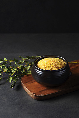 포토 JPG 스튜디오촬영 검은배경 실내 사람없음 나뭇가지 양념 조미료 뚝배기 소금 나무도마 강황 국내포토 나무 백그라운드 식재료 도마 내부 목재 검은색 향미료 파일형식