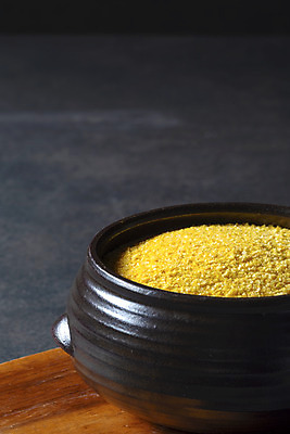 포토 JPG 스튜디오촬영 검은배경 실내 근접촬영 사람없음 양념 조미료 뚝배기 소금 나무도마 강황 국내포토 뷰포인트 백그라운드 식재료 도마 내부 목재 검은색 향미료 파일형식