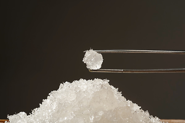 포토 JPG 스튜디오촬영 검은배경 실내 근접촬영 사람없음 양념 조미료 소금 결정체 핀셋 국내포토 뷰포인트 백그라운드 내부 검은색 도구 향미료 파일형식