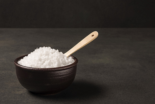 포토 JPG 스튜디오촬영 그릇 검은배경 실내 사람없음 양념 조미료 나무숟가락 천일염 국내포토 식기 백그라운드 내부 숟가락 검은색 소금 향미료 파일형식