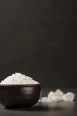 포토 JPG 스튜디오촬영 그릇 검은배경 실내 사람없음 아웃포커스 양념 조미료 소금 덩어리 천일염 국내포토 식기 백그라운드 촬영기법 내부 검은색 향미료 파일형식