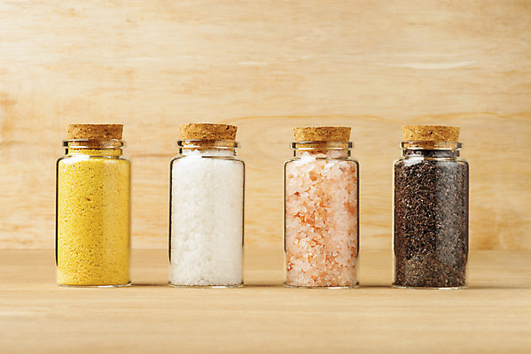 포토 JPG 스튜디오촬영 유리병 실내 사람없음 다양 양념 조미료 소금 양념통 조미료통 천일염 나무배경 핑크솔트 국내포토 다수 백그라운드 병_용기 통 내부 향미료 파일형식