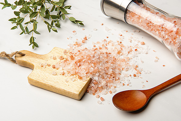 포토 JPG 스튜디오촬영 잎 실내 사람없음 양념 조미료 흰배경 소금 양념통 나무숟가락 나무도마 조미료통 핑크솔트 국내포토 식물 백그라운드 도마 통 내부 목재 숟가락 흰색 향미료 파일형식