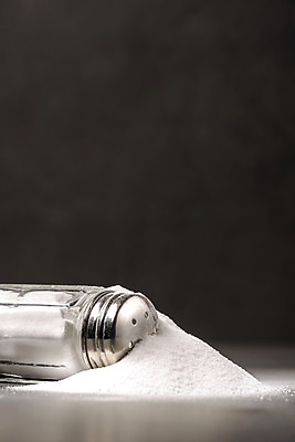 포토 JPG 스튜디오촬영 검은배경 실내 근접촬영 사람없음 양념 조미료 소금 양념통 쏟아짐 소금통 조미료통 국내포토 뷰포인트 백그라운드 모션 통 내부 검은색 향미료 파일형식