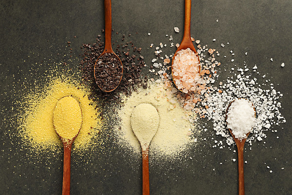 포토 JPG 스튜디오촬영 검은배경 수저 실내 사람없음 하이앵글 다양 양념 조미료 소금 천일염 강황 플랫레이 핑크솔트 국내포토 식기 뷰포인트 다수 백그라운드 식재료 내부 검은색 플랫 향미료 파일형식
