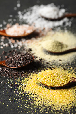 포토 JPG 스튜디오촬영 검은배경 실내 근접촬영 사람없음 아웃포커스 다양 양념 조미료 소금 나무숟가락 천일염 핑크솔트 국내포토 뷰포인트 다수 백그라운드 촬영기법 내부 숟가락 검은색 향미료 파일형식