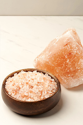 포토 JPG 스튜디오촬영 실내 사람없음 양념 조미료 흰배경 소금 덩어리 나무그릇 핑크솔트 국내포토 그릇 백그라운드 내부 목재 흰색 향미료 파일형식