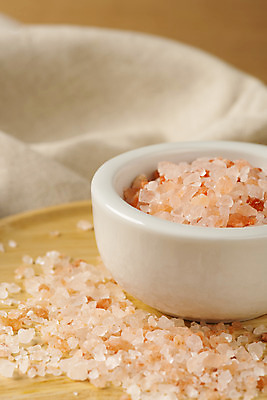 포토 JPG 스튜디오촬영 실내 사람없음 아웃포커스 양념 조미료 사기그릇 천 소금 나무쟁반 핑크솔트 국내포토 그릇 쟁반 촬영기법 내부 목재 직물 향미료 파일형식