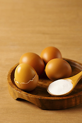 포토 JPG 스튜디오촬영 실내 사람없음 양념 조미료 소금 나무숟가락 나무접시 맥반석계란 나무배경 국내포토 접시 백그라운드 내부 계란 숟가락 향미료 파일형식