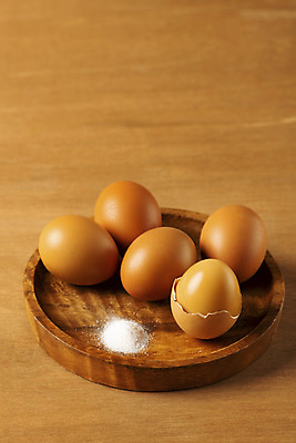 포토 JPG 스튜디오촬영 실내 사람없음 양념 조미료 소금 나무쟁반 맥반석계란 나무배경 국내포토 백그라운드 쟁반 내부 목재 계란 향미료 파일형식