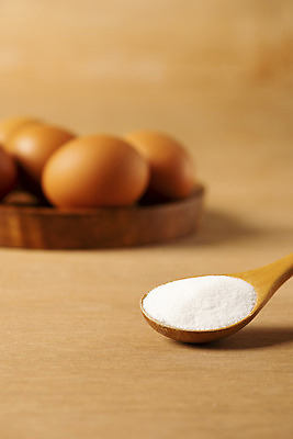 포토 JPG 스튜디오촬영 실내 사람없음 아웃포커스 양념 조미료 소금 나무숟가락 맥반석계란 나무배경 국내포토 백그라운드 촬영기법 내부 계란 숟가락 향미료 파일형식