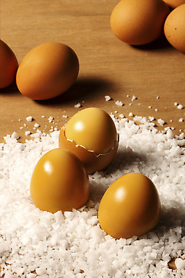 포토 JPG 스튜디오촬영 실내 사람없음 양념 조미료 소금 굵은소금 맥반석계란 나무배경 국내포토 백그라운드 내부 계란 향미료 파일형식