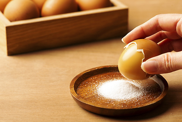 포토 JPG 스튜디오촬영 손 실내 아웃포커스 신체부위 양념 조미료 소금 맥반석계란 나무배경 국내포토 백그라운드 촬영기법 사람 내부 계란 향미료 파일형식