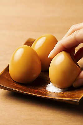 포토 JPG 스튜디오촬영 손 실내 들기 신체부위 양념 조미료 소금 나무접시 맥반석계란 찍기 나무배경 국내포토 접시 백그라운드 모션 사람 내부 계란 향미료 파일형식