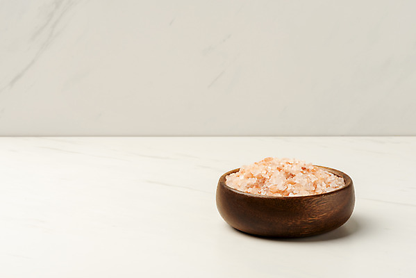포토 JPG 스튜디오촬영 실내 사람없음 양념 조미료 흰배경 소금 나무그릇 핑크솔트 국내포토 그릇 백그라운드 내부 목재 흰색 향미료 파일형식