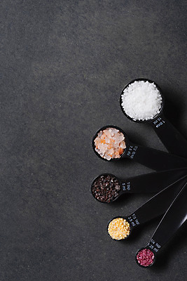 포토 JPG 스튜디오촬영 검은배경 실내 사람없음 하이앵글 다양 양념 조미료 소금 계량스푼 천일염 플랫레이 국내포토 뷰포인트 다수 백그라운드 주방용품 내부 검은색 플랫 향미료 파일형식