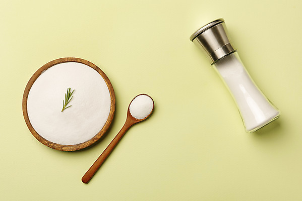 포토 JPG 스튜디오촬영 실내 사람없음 하이앵글 양념 조미료 소금 양념통 로즈메리 나무숟가락 나무그릇 소금통 조미료통 플랫레이 초록배경 국내포토 그릇 뷰포인트 백그라운드 통 내부 목재 초록색 숟가락 플랫 허브 향미료 파일형식