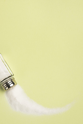 포토 JPG 스튜디오촬영 실내 사람없음 하이앵글 양념 조미료 소금 양념통 쏟아짐 소금통 조미료통 초록배경 국내포토 뷰포인트 백그라운드 모션 통 내부 초록색 향미료 파일형식