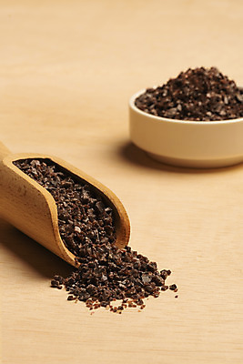 포토 JPG 스튜디오촬영 실내 사람없음 아웃포커스 양념 조미료 소금 나무그릇 스쿱 죽염 나무배경 국내포토 그릇 백그라운드 촬영기법 내부 목재 향미료 파일형식