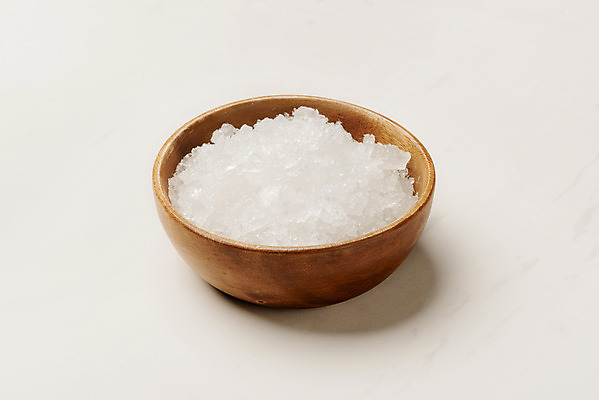 포토 JPG 스튜디오촬영 실내 사람없음 양념 조미료 흰배경 소금 덩어리 고체 나무그릇 국내포토 그릇 백그라운드 내부 목재 흰색 향미료 파일형식