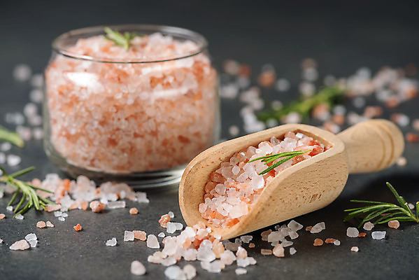 포토 JPG 스튜디오촬영 검은배경 유리병 실내 근접촬영 사람없음 아웃포커스 양념 조미료 소금 로즈메리 스쿱 핑크솔트 국내포토 뷰포인트 백그라운드 병_용기 촬영기법 내부 검은색 허브 향미료 파일형식