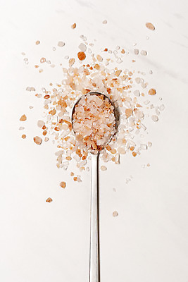 포토 JPG 스튜디오촬영 실내 사람없음 하이앵글 숟가락 양념 조미료 흰배경 소금 핑크솔트 국내포토 뷰포인트 백그라운드 수저 내부 흰색 향미료 파일형식